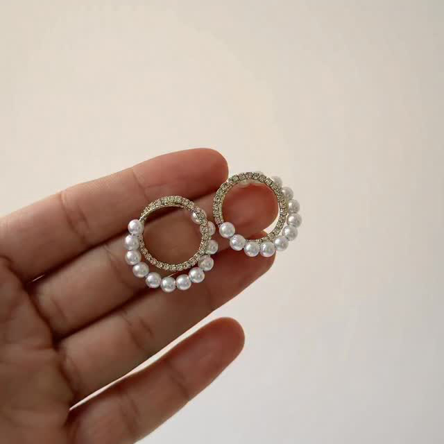 Vathë Pearl Circle Elegance